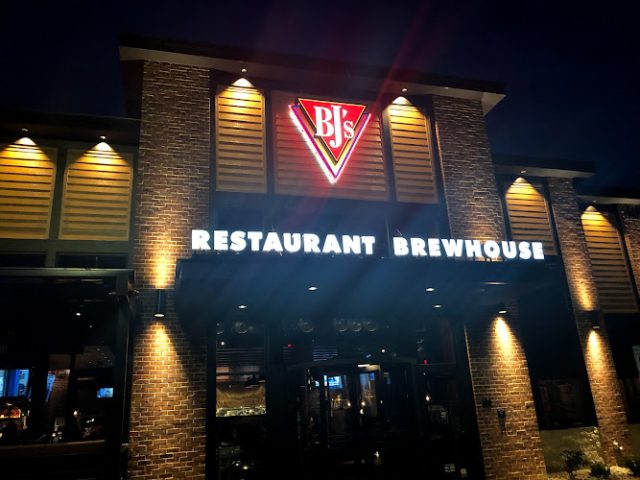 BJ's Restaurant & Brewhouse restaurants in Livonia Michigan