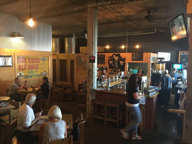 Bee's Knees Brewing Company restaurants in Versailles Missouri