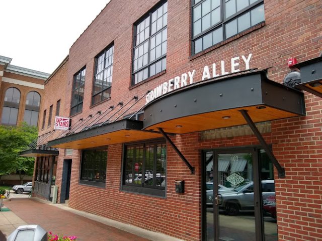 Strawberry Alley Ale Works restaurants in Clarksville Tennessee