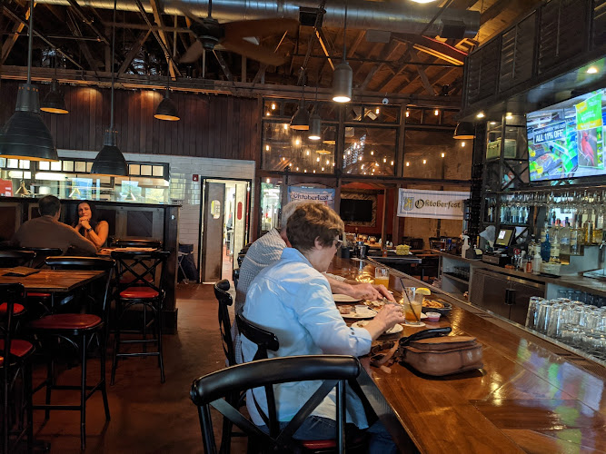 Two Hound Red Brewing Co. restaurants in Glen Ellyn Illinois