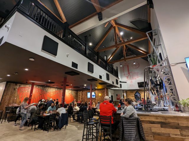 Warped Wing Brewpub & Smokery - Mason Brewery in Mason Ohio